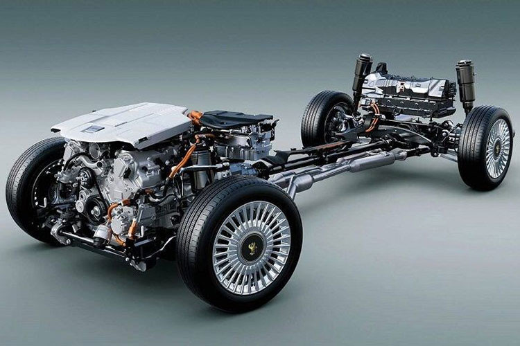 Ngoài ra, xe còn đi kèm đèn phanh trên cao kéo dài hết cánh gió mui. Trên cản sau của xe tích hợp đèn lùi và đèn phản quang. Trong khi đó, nóc xe đi kèm baga nóc và ăng ten vây cá. Tờ Bestcarweb tiết lộ Toyota Century SUV sẽ sở hữu màu sơn đặc trưng là đỏ nâu Maroon nhằm tạo ra hình ảnh mẫu xe trưởng thành, phù hợp với các doanh nhân giàu có.