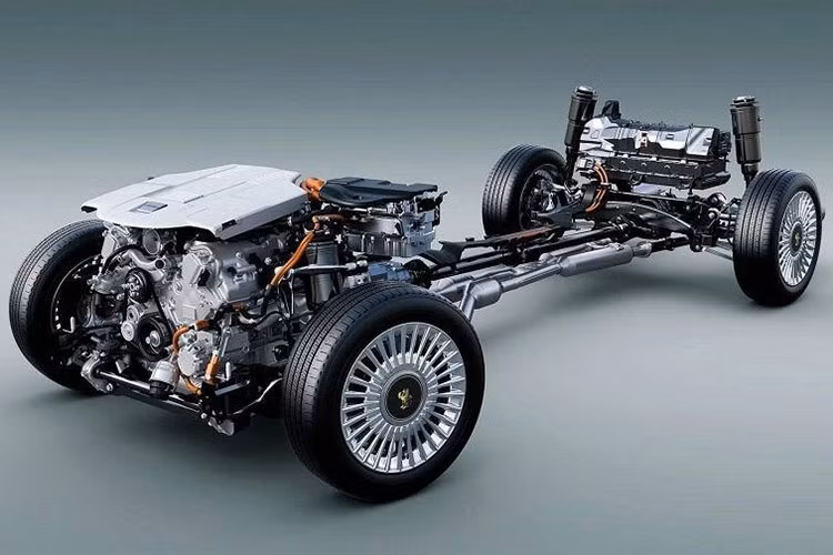 Ngoài ra, xe còn đi kèm đèn phanh trên cao kéo dài hết cánh gió mui. Trên cản sau của xe tích hợp đèn lùi và đèn phản quang. Trong khi đó, nóc xe đi kèm baga nóc và ăng ten vây cá. Tờ Bestcarweb tiết lộ Toyota Century SUV sẽ sở hữu màu sơn đặc trưng là đỏ nâu Maroon nhằm tạo ra hình ảnh mẫu xe trưởng thành, phù hợp với các doanh nhân giàu có.