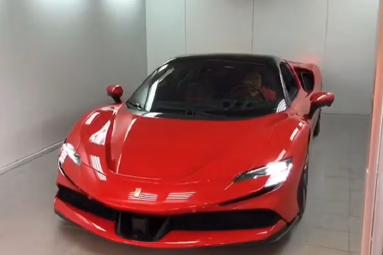 Chiếc Ferrari SF90 Spider này của anh cũng đã có biển số, vẫn là đầu số 51K như xe Ferrari SF90 Spider của Cường Đô la nhưng 5 con số tiếp theo có thể khiến bạn xuýt xoa trước độ mát tay bấm biển số của chủ nhân. Cụ thể, chiếc Ferrari SF90 Spider này đeo biển 51K-X.99.99, như vậy, "siêu ngựa mui trần sở hữu biển tứ quý 9".