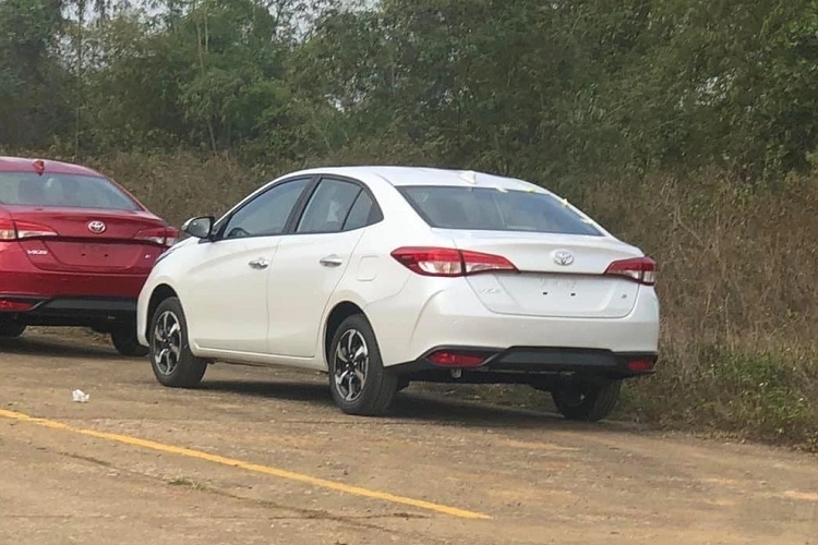 Ở phiên bản mới, xe dùng vành hợp kim 15 inch với thiết kế 6 chấu và phay xước 2 màu. Tương tự sườn xe, khu vực phía sau cũng được bê nguyên từ phiên bản cũ sang.