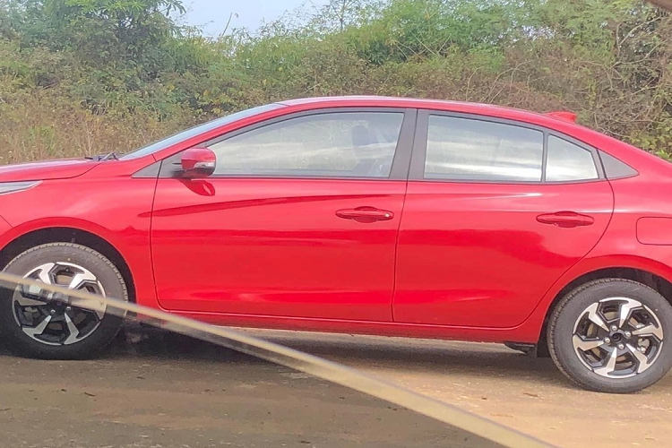 Bên dưới là lưới tản nhiệt hẹp được ngăn cách với hốc gió trung tâm bằng tấm ốp màu đen bóng ở giữa. Thêm vào đó là cản trước mới với hốc gió trung tâm được trang trí bằng nẹp màu bạc và đèn sương mù ở hai góc. Trong khi đó, thiết kế sườn xe của Toyota Vios 2023 không có gì thay đổi so với phiên bản cũ, trừ vành la-zăng.