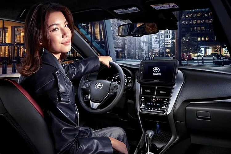 Đúng như những thông tin rò rỉ từ trước đó, mẫu sedan hạng B này không thay đổi về mặt thiết kế nội thất. Hãng Toyota chỉ bổ sung một số trang bị tiện nghi mới cho xe như ghế thể thao hơn, vô lăng tích hợp lẫy chuyển số và màn hình cảm ứng trung tâm 9 inch lớn hơn trước.