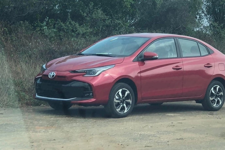 Đồng thời, mẫu xe sedan cỡ B dành cho Việt Nam sở hữu ngoại hình khác biệt hoàn toàn so với Toyota Vios 2023 đang bán ở những thị trường Đông Nam Á khác như Thái Lan, Indonesia, Lào hay Malaysia. 