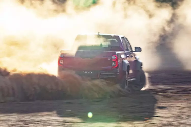 Mặc dù cả hai thông số công suất và mô-men xoắn đều tăng 10% so với nguyên bản, tuy nhiên vẫn chưa thể “đọ” với Ford Ranger Raptor thế hệ mới tại Úc với công suất lên đến 392 mã lực từ khối động cơ 3.0L V6. Một điểm cần lưu tâm là Toyota Hilux GR Sport ở những thị trường khác không nhận được bất kỳ nâng cấp nào về động cơ.