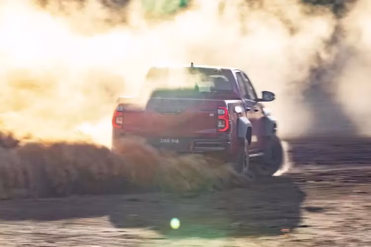 Mặc dù cả hai thông số công suất và mô-men xoắn đều tăng 10% so với nguyên bản, tuy nhiên vẫn chưa thể “đọ” với Ford Ranger Raptor thế hệ mới tại Úc với công suất lên đến 392 mã lực từ khối động cơ 3.0L V6. Một điểm cần lưu tâm là Toyota Hilux GR Sport ở những thị trường khác không nhận được bất kỳ nâng cấp nào về động cơ.