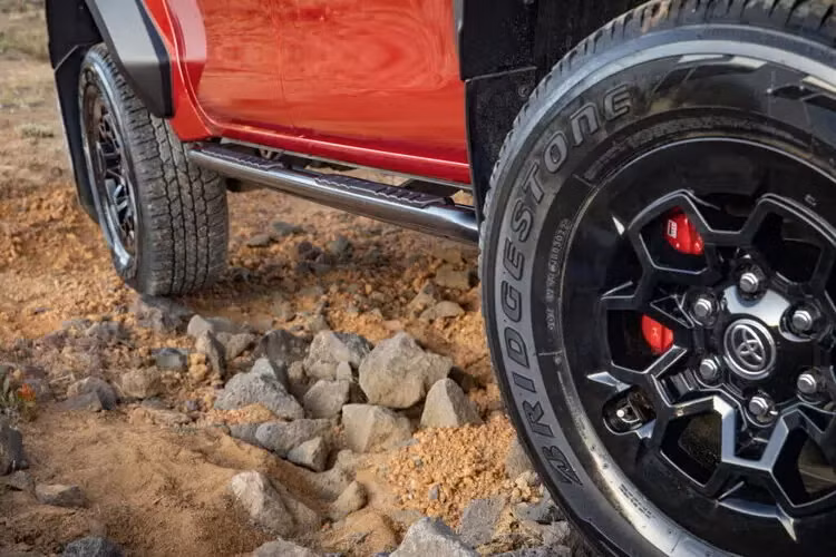 Cụ thể chiều rộng cơ sở trục trước tăng thêm 140 mm và trục sau tăng thêm 155 mm. Hệ thống treo được bổ sung bộ giảm sóc monotube hoàn toàn mới, đi kèm giảm chấn và khả năng tản nhiệt cao hơn, lò xo cứng hơn, tay đòn thiết kế lại cũng như gia cố thêm cho trục sau.