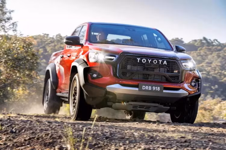 Khoang cabin Toyota Hilux GR Sport 2023 không tạo nhiều ấn tương như phần ngoại thất, khi thế hệ hiện tại cũng ra mắt gần 8 năm trên thị trường. So với bản thường, GR Sport được tạo điểm nhấn bởi các huy hiệu GR trên vô lăng, tựa đầu, dây an toàn hay bàn đạp kiểu thể thao. Trong khi đó hệ thống thông tin giải trí và giao diện lái không có nhiều thay đổi.