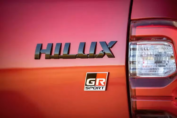 Tất cả những điều chỉnh này nhằm mang lại cảm giác lái năng động hơn, khả năng off-road vượt trội nhưng không làm mất đi sự thoải mái khi lái xe. Toyota không công bố thông số khoảng sáng gầm mới của GR Sport so với bản thường, nhưng ít nhất hệ thống phanh được nâng cấp toàn bộ phanh đĩa thông gió cho cả trước và sau.