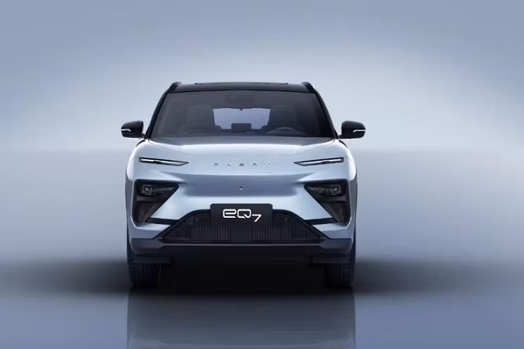 Qua những hình ảnh chính thức do hãng Chery công bố, có thể thấy eQ7 có thiết kế gợi liên tưởng đến các mẫu ô tô điện đời mới của hãng Nio, đặc biệt là khu vực đầu xe. Tại đây, Chery eQ7 được trang bị hệ thống đèn 2 tầng với dải đèn LED định vị ban ngày khá mỏng nằm phía trên, sát nắp ca-pô.