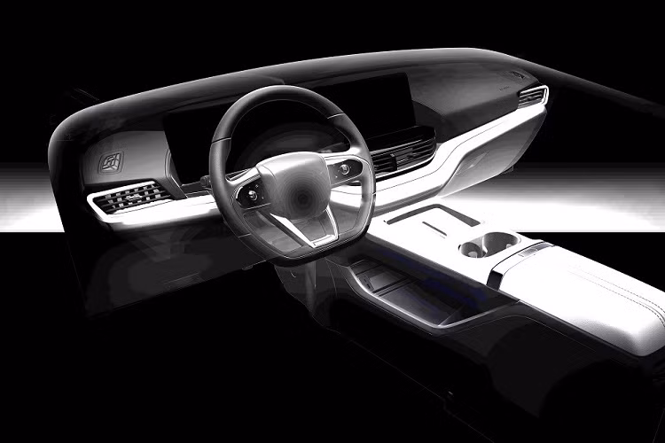 Bên trong Chery eQ7 là không gian nội thất 5 chỗ ngồi với mặt táp-lô có thiết kế như đôi cánh. Vô lăng của xe có thiết kế váy đáy thể thao trong khi đặt nổi trên mặt táp-lô là màn hình cỡ lớn. Màn hình này kết hợp giữa bảng đồng hồ kỹ thuật số và màn hình cảm ứng trung tâm.