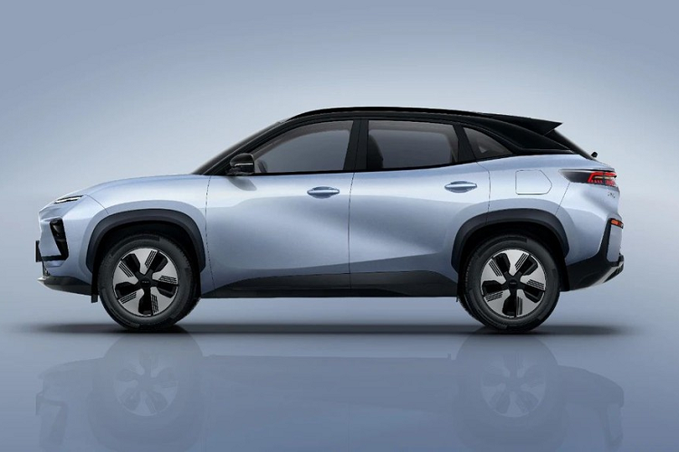 Ở giữa 2 dải đèn LED định vị ban ngày còn có tem chữ nổi "Chery". Trong khi đó, cụm đèn pha chính của xe nằm bên dưới, trong hốc hình tam giác ở hai góc đầu xe. Ngoài ra, xe còn được trang bị hốc gió trung tâm hình thang cỡ lớn và sơn màu đen trên cản trước.