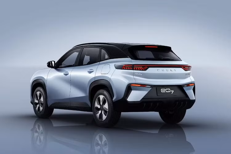 Theo kế hoạch, sẽ chính thức ra mắt thị trường Trung Quốc vào nửa cuối năm nay. Mức giá xe Chery eQ7 2023 dự kiến dao động trong khoảng từ 150.000 - 200.000 Nhân dân tệ (tương đương 512 - 683 triệu đồng).