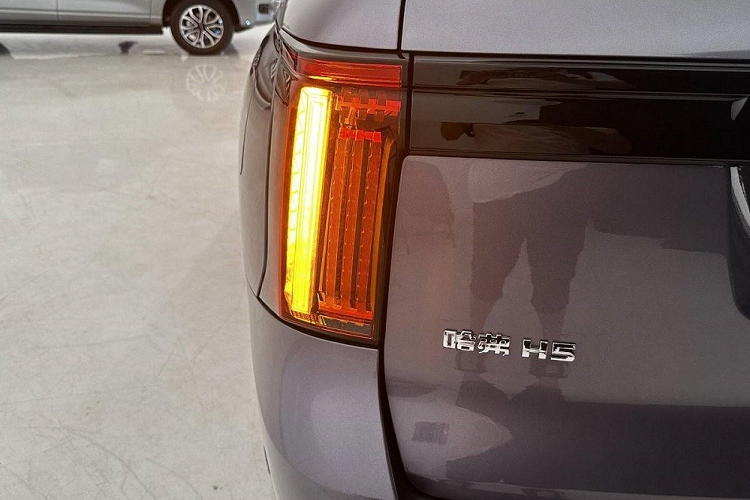 Không chỉ rộng rãi, nội thất của xe còn tạo cảm giác cao cấp bằng chất liệu da và ốp kim loại. Khi ngồi vào ghế lái, người dùng sẽ thấy vô lăng 3 chấu, tích hợp phím chức năng, bảng đồng hồ kỹ thuật số... và màn hình cảm ứng trung tâm 12,3 inch, đặt nổi trên mặt táp-lô.