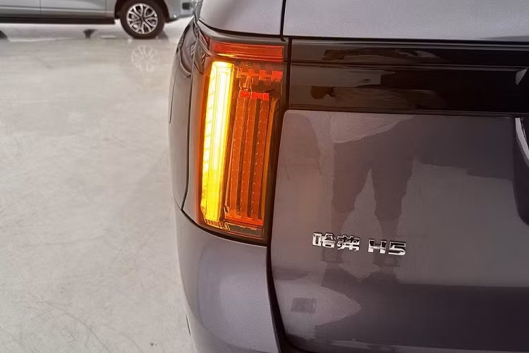 Không chỉ rộng rãi, nội thất của xe còn tạo cảm giác cao cấp bằng chất liệu da và ốp kim loại. Khi ngồi vào ghế lái, người dùng sẽ thấy vô lăng 3 chấu, tích hợp phím chức năng, bảng đồng hồ kỹ thuật số... và màn hình cảm ứng trung tâm 12,3 inch, đặt nổi trên mặt táp-lô.