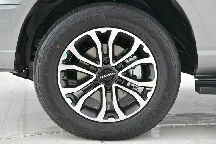 Nằm vắt ngang cửa cốp là nẹp màu đen dày dặn, tích hợp tem chữ nổi "Haval" đặc trưng. Trong khi đó, cản sau đi kèm 2 đầu ống xả giả mạ crôm hình chữ nhật. Nội thất của H5 mới được thiết kế theo phong cách quen thuộc của thương hiệu Haval.