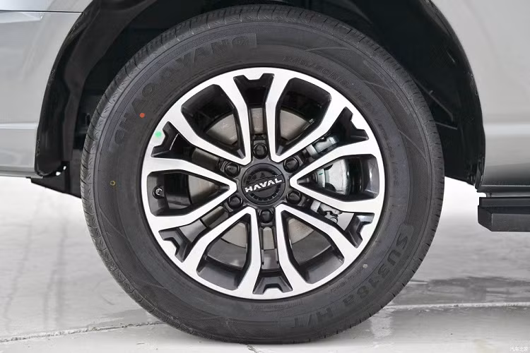 Nằm vắt ngang cửa cốp là nẹp màu đen dày dặn, tích hợp tem chữ nổi "Haval" đặc trưng. Trong khi đó, cản sau đi kèm 2 đầu ống xả giả mạ crôm hình chữ nhật. Nội thất của H5 mới được thiết kế theo phong cách quen thuộc của thương hiệu Haval.