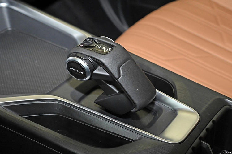 Để hỗ trợ khả năng off-road, xe sở hữu góc tiếp cận 25 độ, góc thoát 22 độ, khoảng sáng gầm tối thiểu 200 mm và khả năng lội nước 600 mm.