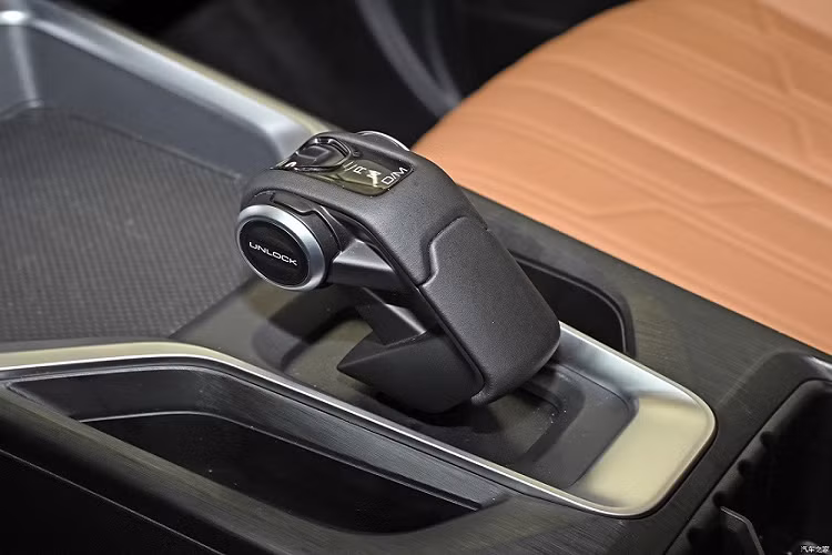 Để hỗ trợ khả năng off-road, xe sở hữu góc tiếp cận 25 độ, góc thoát 22 độ, khoảng sáng gầm tối thiểu 200 mm và khả năng lội nước 600 mm.