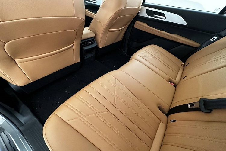 Màn hình này hỗ trợ hệ thống định vị và hiển thị hình ảnh 360 độ. Trên cụm điều khiển trung tâm còn có cần số như cần đẩy máy bay. "Trái tim" của Haval H5 2024 là động cơ xăng 4 xi-lanh, tăng áp, dung tích 2.0L, sản sinh công suất tối đa 224 mã lực.