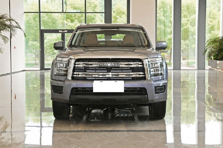 Ngoài ra, mẫu xe này còn có một số chi tiết thiết kế gợi liên tưởng đến King Kong Cannon như lưới tản nhiệt, đèn pha, hốc gió trên cản trước, đèn sương mù, nắp ca-pô và những đường cắt xẻ trên chắn bùn. Trên đầu xe, Haval H5 2024 được trang bị lưới tản nhiệt hình thang cỡ lớn với 2 nan nằm ngang bên trong và viền mạ crôm dày dặn bao quanh.