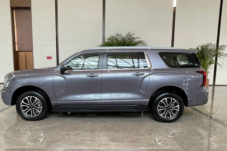 Được phát triển dựa trên cơ sở gầm bệ giống xe bán tải King Kong Cannon của hãng mẹ GWM, Haval H5 2024 có kích thước lớn, bao gồm chiều dài 5.190 mm, chiều rộng 1.905 mm, chiều cao 1.835 mm và chiều dài cơ sở 3.140 mm. Trong khi đó, ngoại hình của xe được thiết kế theo phong cách tương tự những mẫu SUV dành cho thị trường Mỹ như Toyota Sequoia.