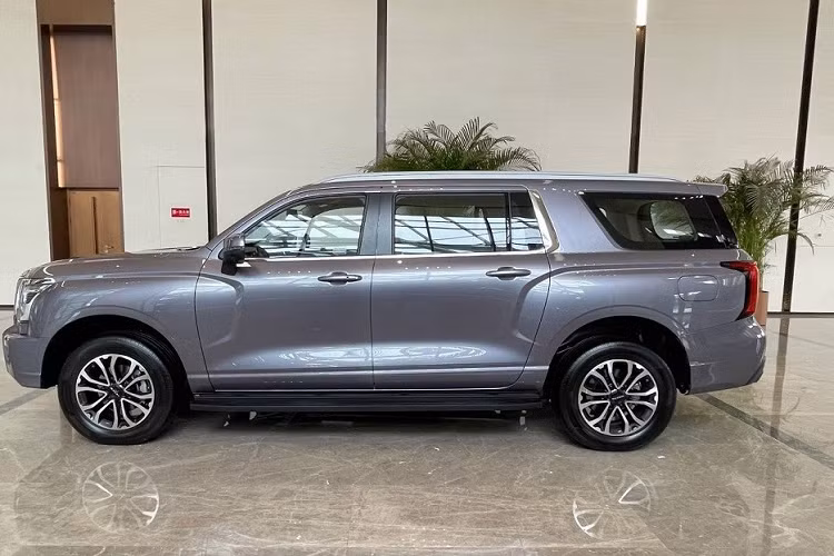 Được phát triển dựa trên cơ sở gầm bệ giống xe bán tải King Kong Cannon của hãng mẹ GWM, Haval H5 2024 có kích thước lớn, bao gồm chiều dài 5.190 mm, chiều rộng 1.905 mm, chiều cao 1.835 mm và chiều dài cơ sở 3.140 mm. Trong khi đó, ngoại hình của xe được thiết kế theo phong cách tương tự những mẫu SUV dành cho thị trường Mỹ như Toyota Sequoia.