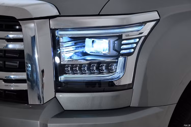 Trong khi đó, kính cửa sổ rộng và cửa sổ trời toàn cảnh Panorama hứa hẹn mang đến cảm giác thoáng đãng cho người ngồi bên trong xe. Đáng tiếc là Haval H5 2024 chỉ dùng vành hợp kim 18 inch, chưa tương xứng với kích thước tổng thể của xe. Bộ vành này có thiết kế 6 chấu kép và phay xước 2 màu. Đằng sau xe, mẫu SUV Trung Quốc này được trang bị cụm đèn hậu nằm dọc cỡ lớn.