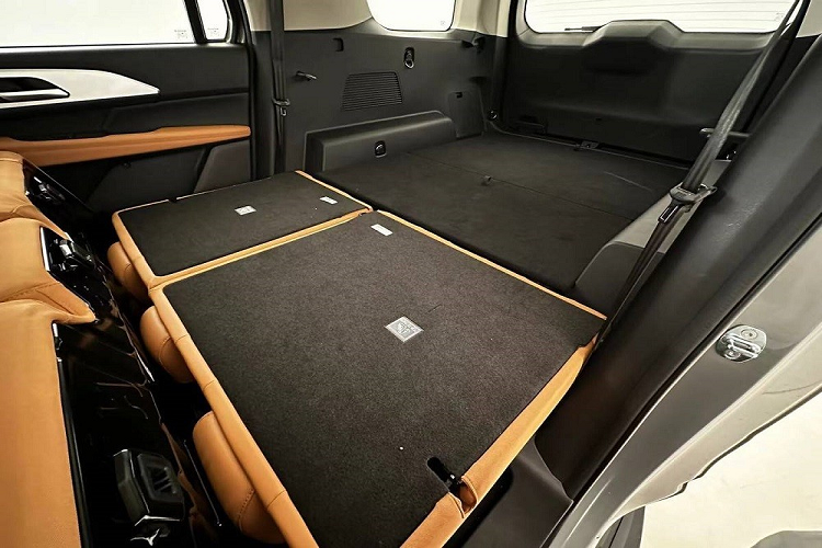 Động cơ kết hợp với hộp số tự động ZF 8 cấp, hệ dẫn động 4 bánh và khóa vi sai chỉnh cơ Eaton. Trong thời gian tới, xe dự kiến sẽ được bổ sung cả máy dầu tăng áp 2.0L, mạnh 166 mã lực và hệ truyền động hybrid mới.