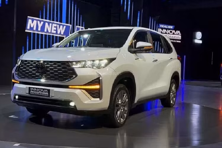 Toyota Innova thế hệ 3 hoàn toàn mới cũng sẽ trang bị tiêu chuẩn Toyota Safety Sense 3.0 (TSS) bao gồm các tính năng: Cảnh báo tiền va chạm. Cảnh báo chệch làn. Kiểm soát hành trình thích ứng với chế độ Dừng &amp; Đi. Đèn pha thích ứng chủ động. Kiểm soát tình trạng nhầm chân phanh. Ngoài ra, Toyota Innova hoàn toàn mới cũng được nâng cấp các tính năng an toàn hiện đại như Camera 360 độ, Cảnh báo điểm mù BSM, 6 túi khí...