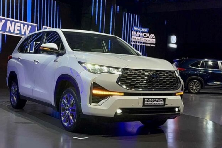 Kích thước tổng thể DxRxC của Toyota Innova thế hệ mới tăng đáng kể so với thế hệ 2. Cụ thể: Chiều dài tổng thể 4.755 mm (+20 mm). Chiều rộng tổng thể 1.850 mm (+20 mm). Chiều cao tổng thể 1.795 mm (không đổi). Chiều dài cơ sở 2.850 mm (+ 100 mm)