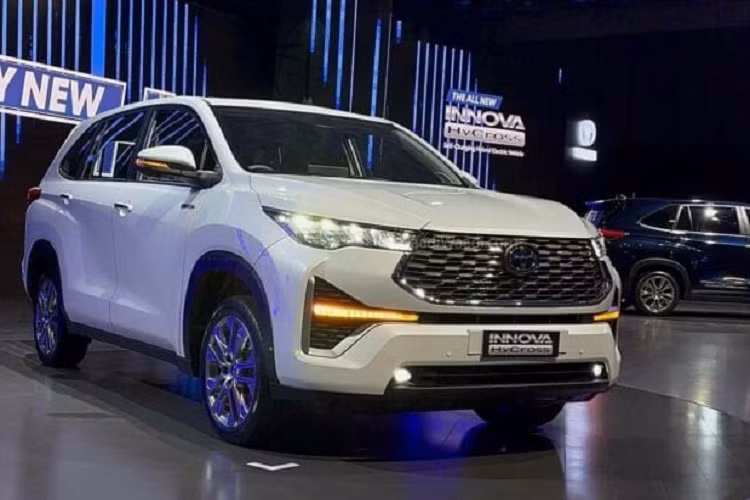 Kích thước tổng thể DxRxC của Toyota Innova thế hệ mới tăng đáng kể so với thế hệ 2. Cụ thể: Chiều dài tổng thể 4.755 mm (+20 mm). Chiều rộng tổng thể 1.850 mm (+20 mm). Chiều cao tổng thể 1.795 mm (không đổi). Chiều dài cơ sở 2.850 mm (+ 100 mm)