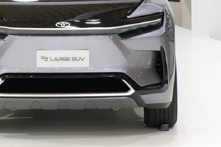 Cụ thể, Toyota BZ Large SUV được trang bị lưới tản nhiệt đóng kín, cụm đèn pha hẹp và sắc sảo, nẹp mạ crôm nằm vắt ngang đầu xe, nắp ca-pô phối 2 màu, hốc gió trung tâm hình lục giác, khe gió nằm dọc ở hai góc cản trước cũng như tấm ốp gầm màu tối tạo cảm giác khỏe khoắn. Nằm bên trong hốc bánh vuông vức của xe là bộ vành hợp kim đa chấu cỡ lớn. Bên cạnh đó là tay nắm cửa ẩn và camera kỹ thuật số thay cho gương chiếu hậu truyền thống, hứa hẹn giảm hệ số lực cản không khí cho xe.