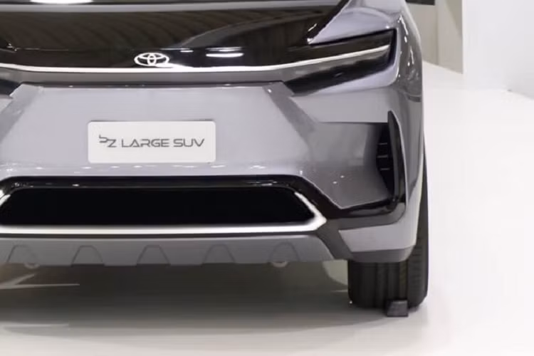 Cụ thể, Toyota BZ Large SUV được trang bị lưới tản nhiệt đóng kín, cụm đèn pha hẹp và sắc sảo, nẹp mạ crôm nằm vắt ngang đầu xe, nắp ca-pô phối 2 màu, hốc gió trung tâm hình lục giác, khe gió nằm dọc ở hai góc cản trước cũng như tấm ốp gầm màu tối tạo cảm giác khỏe khoắn. Nằm bên trong hốc bánh vuông vức của xe là bộ vành hợp kim đa chấu cỡ lớn. Bên cạnh đó là tay nắm cửa ẩn và camera kỹ thuật số thay cho gương chiếu hậu truyền thống, hứa hẹn giảm hệ số lực cản không khí cho xe.