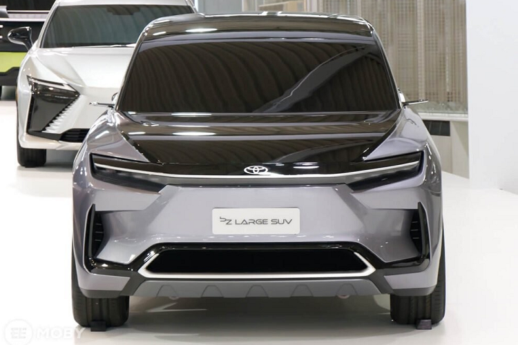 Nhiều khả năng mẫu SUV điện mới của Toyota sẽ được trang bị nội thất từ 6 - 8 chỗ ngồi và sở hữu ngoại hình không thay đổi nhiều so với BZ Large SUV. Mẫu xe này có vẻ sở hữu kích thước tương đương với Toyota Grand Highlander 2024 trong khi ngoại hình lại được áp dụng ngôn ngữ thiết kế giống bZ4X.