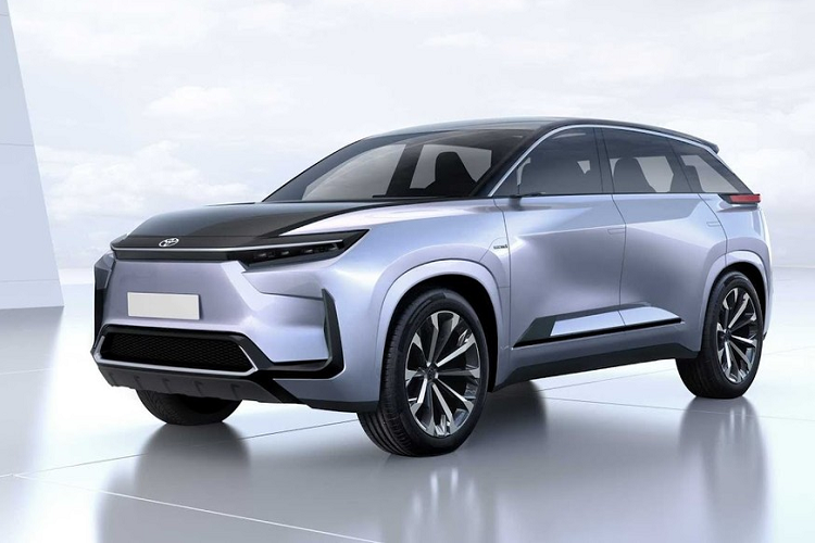 Mẫu SUV điện mới của Toyota sẽ được lắp ráp ở nhà máy tại bang Kentucky, Mỹ. Trong khi đó, pin của xe lại được sản xuất tại nhà máy mới ở bang Bắc Carolina để đủ điều kiện nhận tín dụng thuế của chính phủ Mỹ. Không riêng gì Toyota, một số hãng xe khác hiện cũng chuẩn bị bán SUV điện 3 hàng ghế tại thị trường Mỹ như VinFast với VF9, Kia với EV9 và Hyundai với Ioniq 7.