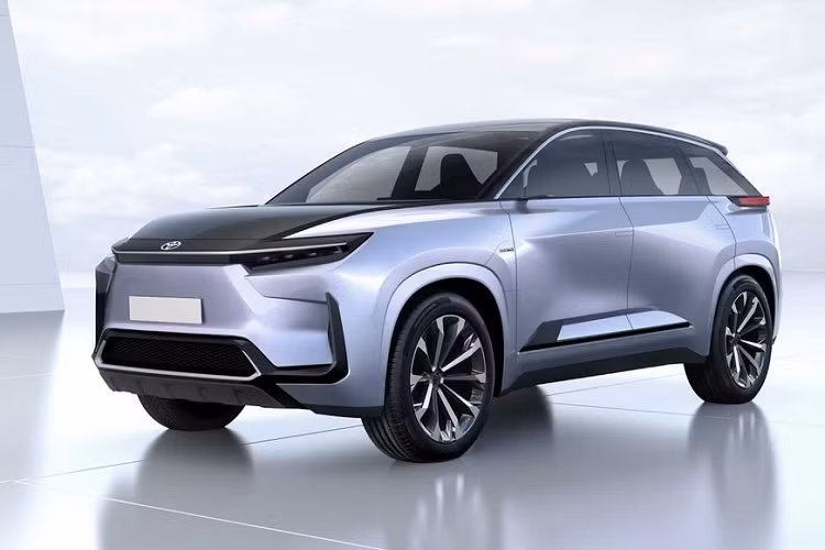 Mẫu SUV điện mới của Toyota sẽ được lắp ráp ở nhà máy tại bang Kentucky, Mỹ. Trong khi đó, pin của xe lại được sản xuất tại nhà máy mới ở bang Bắc Carolina để đủ điều kiện nhận tín dụng thuế của chính phủ Mỹ. Không riêng gì Toyota, một số hãng xe khác hiện cũng chuẩn bị bán SUV điện 3 hàng ghế tại thị trường Mỹ như VinFast với VF9, Kia với EV9 và Hyundai với Ioniq 7.