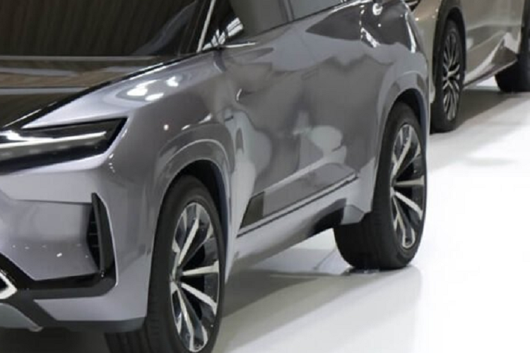 Vào hồi đầu tháng 5/2023, hãng Ford cũng đã xác nhận sẽ ra mắt SUV thuần điện 3 hàng ghế mới. Theo ông Jim Farley, CEO của Ford, thị trường SUV điện 2 hàng ghế sẽ sớm bão hòa. Ông Farley ước tính đến năm 2025, sẽ có khoảng 45 mẫu SUV điện 2 hàng ghế được bán ở thị trường Mỹ.