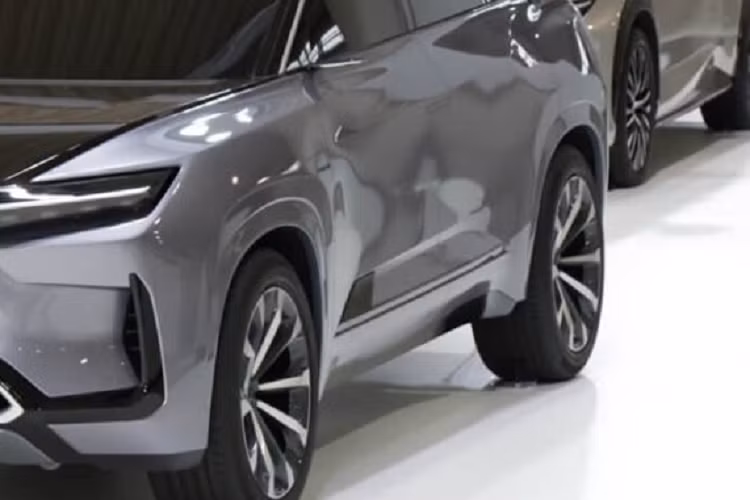 Vào hồi đầu tháng 5/2023, hãng Ford cũng đã xác nhận sẽ ra mắt SUV thuần điện 3 hàng ghế mới. Theo ông Jim Farley, CEO của Ford, thị trường SUV điện 2 hàng ghế sẽ sớm bão hòa. Ông Farley ước tính đến năm 2025, sẽ có khoảng 45 mẫu SUV điện 2 hàng ghế được bán ở thị trường Mỹ.