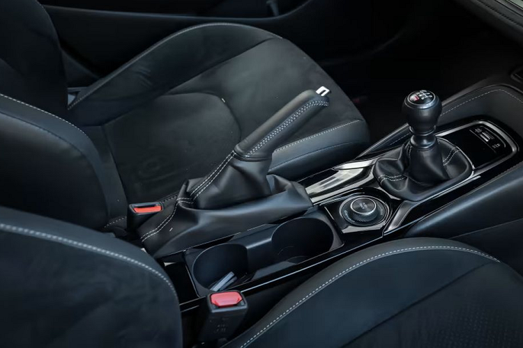 Theo báo cáo của Wall Street Journal, Toyota hiện đang khảo sát phản ứng của khách hàng với xe điện có thể mô phỏng trải nghiệm lái xe động cơ đốt trong cũng như khoản ngân sách mà họ sẵn sàng bỏ ra để mua xe. Hiroki Najajima - Phó chủ tịch hãng cho biết, Toyota sẽ quyết định khi nào công nghệ hộp số sàn cho xe điện có thể được thương mại hóa dựa trên các yếu tố thực tiễn.