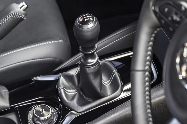 Một số hãng ôtô như Dodge và Abarth đã từng thử nghiệm âm thanh động cơ giả trên các mẫu xe điện. Tuy nhiên, hệ thống của Toyota lại ở một cấp độ khác. Hãng mô phỏng trải nghiệm lái của các mẫu xe động cơ đốt trong, thứ không có trên xe điện vì môtơ điện hoạt động gần như hoàn toàn tĩnh lặng.