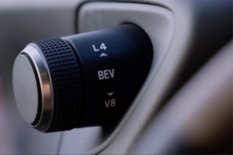  Xe điện của Toyota sẽ đi kèm với bàn đạp ly hợp và lẫy chuyển số, hoạt động giống hệt số sàn trên xe chạy xăng. Điều này có nghĩa là các mẫu xe điện của hãng sẽ có âm thanh tương đồng với vòng tua máy cũng như khi cần số làm việc. Thậm chí, xe sẽ chết máy khi bộ ly hợp không được sử dụng đúng cách.