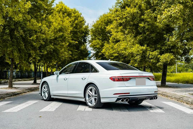 Là phiên bản hiệu suất cao của Audi A8, Audi S8 thế hệ thứ 4 có nhiều điểm khác biệt ở ngoại thất như hốc gió to hơn cùng hệ thống ống xả kép dạng tròn giúp nhấn mạnh sự thể thao và cao cấp.