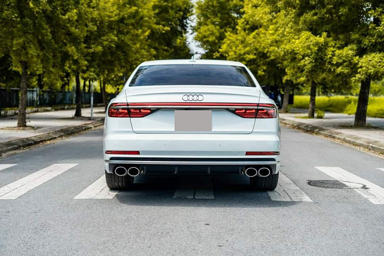 Chiếc xe sang hiệu suất cao Audi S8 2020 này có ngoại thất màu trắng sang trọng, đi kèm bộ mâm 5 chấu kép kích thước 21 inch và cùm phanh gốm sơn bạc bên trong. Qua hình ảnh người bán đăng tải có thể thấy, tình trạng của chiếc xe còn khá mới. 