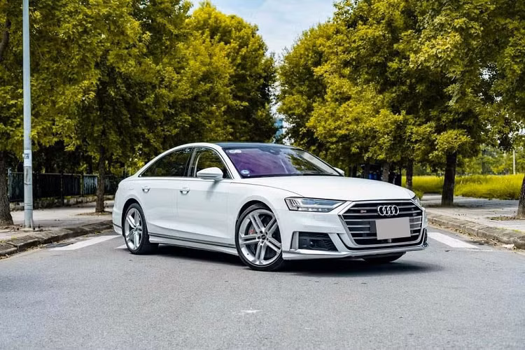 Gần đây, một chiếc Audi S8 đời 2021 bất ngờ xuất hiện trên thị trường xe cũ. Đáng chú ý, đây là chiếc Audi S8 đầu tiên được đưa về Việt Nam, vào năm 2021. Vào thời điểm đó, mức giá để lăn bánh chiếc sedan hạng sang này rơi vào khoảng 15 tỷ đồng.