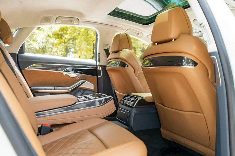 Các trang bị tiện ích trên Audi S8 có: màn hình thông tin giải trí cảm ứng kích thước 10,1 inch, màn hình 8,6 inch để chỉnh các tính năng xe, hệ thống làm mát, rèm chỉnh điện, ghế chỉnh điện tích hợp sưởi/làm mát/massage,…