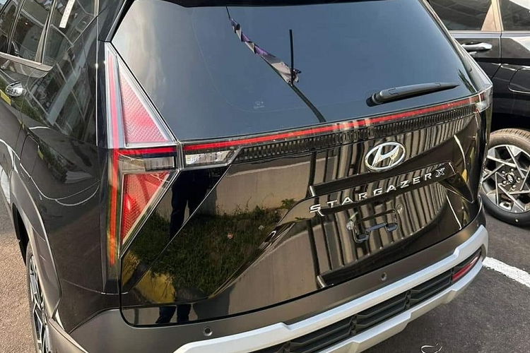 Thay đổi tiếp theo của Hyundai Stargazer X 2024 là nẹp bằng nhựa màu đen mới ở hốc bánh, sườn xe và cản sau. Nằm bên trong hốc bánh là bộ vành la-zăng hợp kim với thiết kế đa chấu, phay xước 2 màu mới. Bộ vành này có đường kính 17 inch trong khi Hyundai Stargazer bản thường chỉ dùng mâm 16 inch. Phía sau xe, vẫn là cụm đèn hậu hình chữ "H".