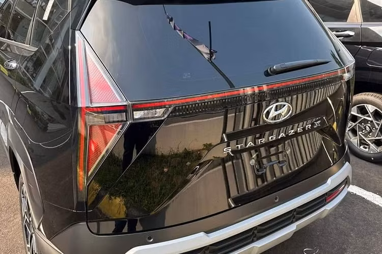 Thay đổi tiếp theo của Hyundai Stargazer X 2024 là nẹp bằng nhựa màu đen mới ở hốc bánh, sườn xe và cản sau. Nằm bên trong hốc bánh là bộ vành la-zăng hợp kim với thiết kế đa chấu, phay xước 2 màu mới. Bộ vành này có đường kính 17 inch trong khi Hyundai Stargazer bản thường chỉ dùng mâm 16 inch. Phía sau xe, vẫn là cụm đèn hậu hình chữ "H".