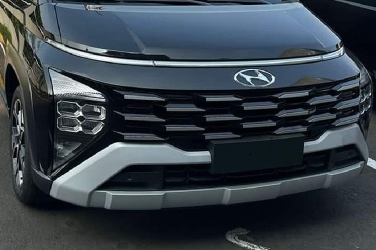 Theo thông tin rò rỉ, Hyundai Stargazer X 2024 sẽ có 2 phiên bản là GLS 4x2 AT và TOP 4x2 AT. Nhân viên tư vấn bán hàng tại đại lý cho biết, giá xe Hyundai Stargazer X 2024 bản cao nhất là 312 triệu Rupiah (khoảng 493 triệu đồng) ở thị trường Indonesia. Sau Indonesia, Hyundai Stargazer X 2024 có thể cũng sẽ được đưa về bán ở Việt Nam.