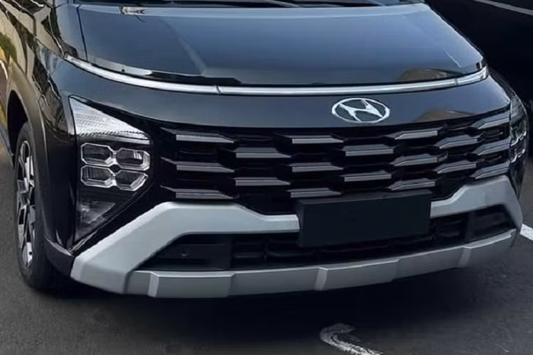 Theo thông tin rò rỉ, Hyundai Stargazer X 2024 sẽ có 2 phiên bản là GLS 4x2 AT và TOP 4x2 AT. Nhân viên tư vấn bán hàng tại đại lý cho biết, giá xe Hyundai Stargazer X 2024 bản cao nhất là 312 triệu Rupiah (khoảng 493 triệu đồng) ở thị trường Indonesia. Sau Indonesia, Hyundai Stargazer X 2024 có thể cũng sẽ được đưa về bán ở Việt Nam.