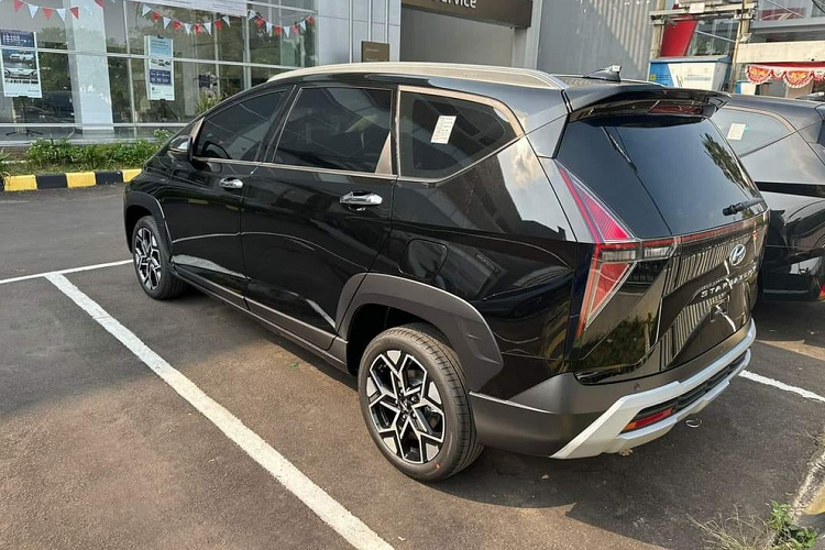 Lưới tản nhiệt này được mở rộng so với phiên bản thường vì sự biến mất của 2 nẹp hình chữ "C" ngược bao quanh đèn pha. Do đó, lưới tản nhiệt tạo cảm giác như nối liền với cụm đèn pha LED toàn phần ở hai bên. Tiếp theo đó là cản trước cải tiến với ốp màu bạc dày dặn bao quanh hốc gió trung tâm. Tấm ốp gầm giả bên dưới cản trước có thiết kế hầm hố hơn so với bản thường.